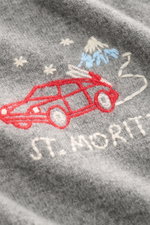 Nahaufnahme des MC2 Saint Barth Rundhals-Pullover 'Heron Light' grau meliert, feines Strickbild, weicher Griff, markantes Stitching auf der Brust aus Cashmere, Wolle, Viskose, Microfaser.