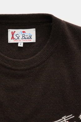 Nahaufnahme des dunkelbraunen MC2 Saint Barth Rundhals-Pullovers 'Heron Light' von oben mit Rundhalsausschnitt, weichem Griff und feinem Strickbild.