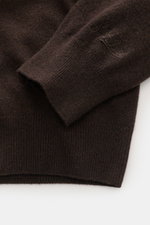 Nahaufnahme des MC2 Saint Barth Rundhals-Pullovers 'Heron Light' dunkelbraun von oben, weicher Griff, feines Strickbild, Slim Fit, Logo-Stitching am Ärmel, Rippbündchen, Mix aus Cashmere, Wolle, Viskose und Microfaser.
