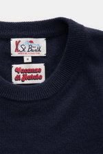 Nahaufnahme des Rundhalsausschnitts vom MC2 Saint Barth Rundhals-Pullover 'Heron Light' navy, weicher Griff, feines Strickbild, Slim Fit, Rippbündchen, Stitching auf Brust und Ärmelabschluss, Materialmix aus Cashmere, Wolle, Viskose und Microfaser.