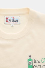 Nahaufnahme des MC2 Saint Barth Rundhals-Pullovers 'Heron Light' creme von oben, Mix aus Cashmere, Wolle, Viskose, Microfaser, weicher Griff, feines Strickbild, Slim Fit, Rundhalsausschnitt, markantes Stitching auf der Brust, Ärmelabschluss mit Logo-Stitc