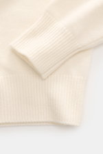 Nahaufnahme von Ärmel und Saum des MC2 Saint Barth Rundhals-Pullover 'Heron Print' creme/multicolor, weicher Griff, mittelfeines Strickbild, Slim Fit, Rundhalsausschnitt, Ärmelabschluss mit Logo-Stitching, komfortable Rippbündchen, Mix aus Cashmere, Wolle