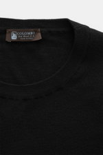 Colombo Rundhalspullover schwarz aus reiner Kid Wool, feiner Regular Fit mit Rundhalsausschnitt und Rippbündchen, Nahaufnahme von oben.