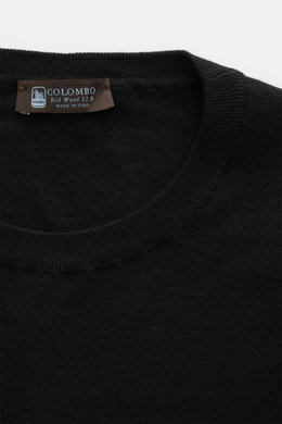 Colombo Rundhalspullover schwarz aus reiner Kid Wool, feiner Regular Fit mit Rundhalsausschnitt und Rippbündchen, Nahaufnahme von oben.