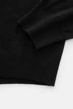 Colombo Rundhalspullover schwarz, Detailfoto von oben, reine Kid Wool, weicher Griff, Regular Fit, Rundhalsausschnitt, Rippbündchen.