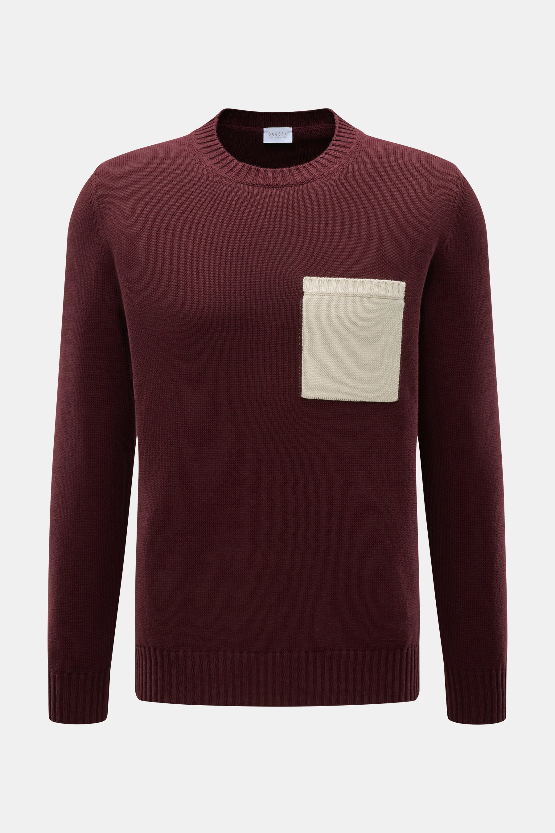 Frontale Nahaufnahme des 04651/ A trip in a bag Rundhalspullover 'Wintercotton Pocket Crew' bordeaux mit Rundhalsausschnitt, Slim Fit, weicher Griff, mittelfeinem Strickbild, farblich abgesetzter Brusttasche und komfortablen Rippbündchen aus Baumwoll-Woll
