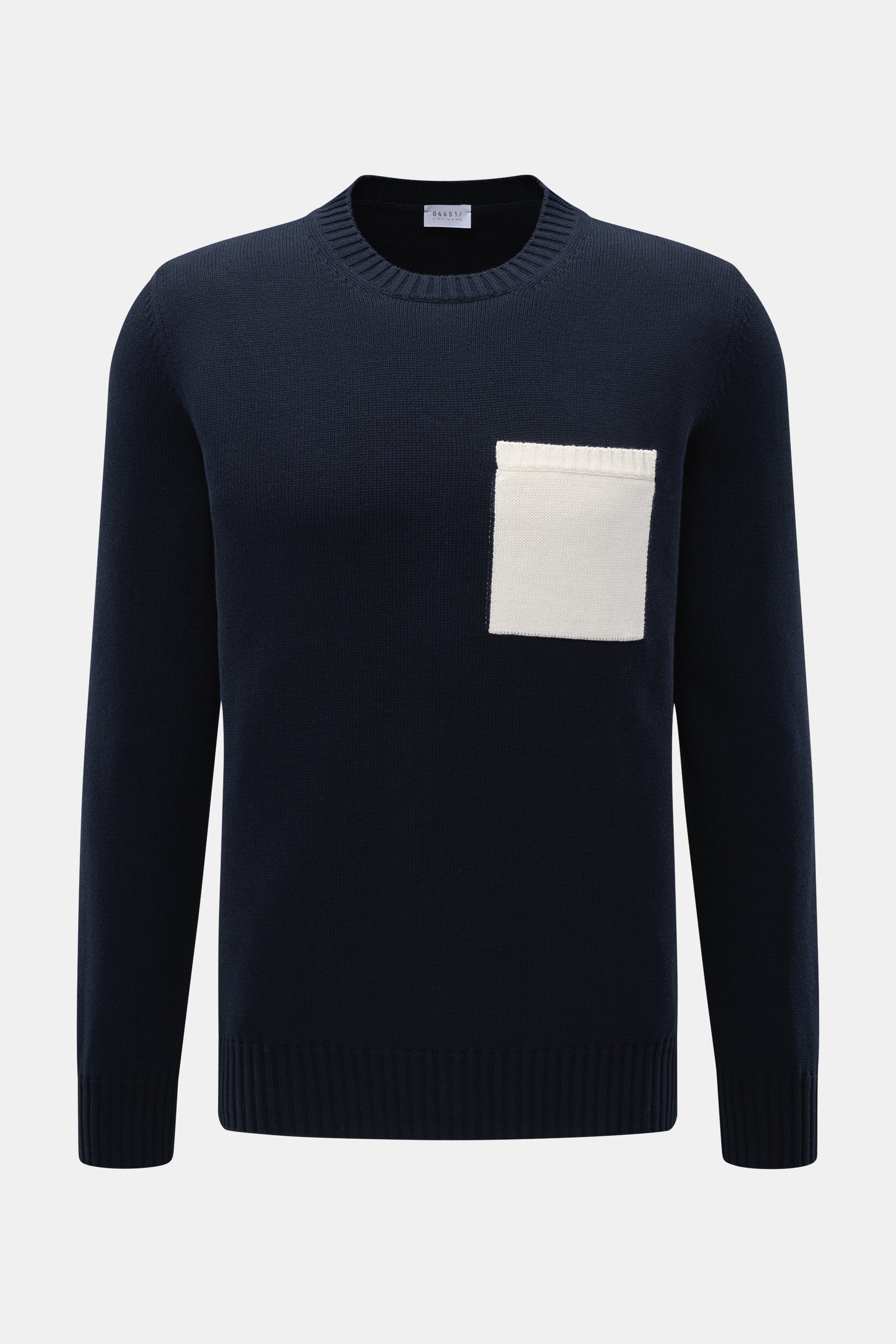 Frontale Nahaufnahme des 04651/ A trip in a bag Rundhalspullover 'Wintercotton Pocket Crew' navy mit Rundhalsausschnitt, Slim Fit, farblich abgesetzter Brusttasche, weichem Griff, mittelfeinem Strickbild, Mix aus Baumwolle und Wolle und komfortablen Rippb