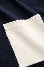 Close-up top view of the contrasting chest pocket on the navy 04651/ A trip in a bag Crew neck sweater 'Wintercotton Pocket Crew' navy, made of a blend of cotton and wool, with a soft feel, medium-fine knit pattern, slim fit, crew neckline, and comfortabl