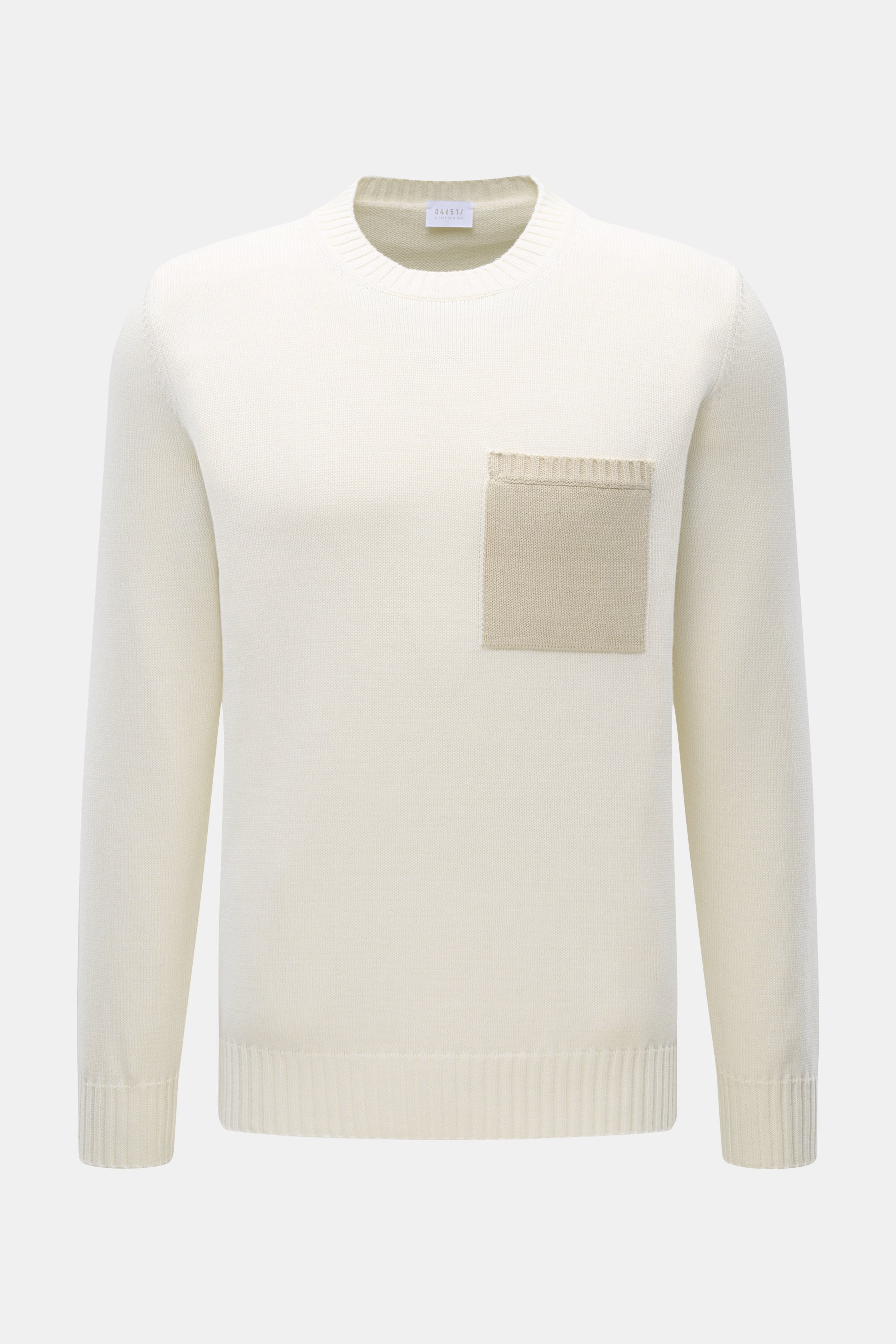 Frontansicht des 04651/ A trip in a bag Rundhalspullover 'Wintercotton Pocket Crew' creme, Slim Fit, mittelfeines Strickbild, Baumwoll-Woll-Mix, weicher Griff, farblich abgesetzte Brusttasche, Rundhalsausschnitt, komfortable Rippbündchen.