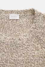Nahaufnahme von Rundhalsausschnitt und Zopfstrick-Muster am Arm des 04651/ A trip in a bag Rundhalspullover 'Donegal Cable Crew' creme/taupe meliert mit voluminösem Strickbild, Raglanärmel, weichem Griff, komfortablen Rippbündchen, Regular Fit aus Schurwo