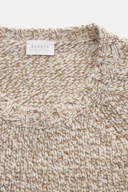 Nahaufnahme von Rundhalsausschnitt und Zopfstrick-Muster am Arm des 04651/ A trip in a bag Rundhalspullover 'Donegal Cable Crew' creme/taupe meliert mit voluminösem Strickbild, Raglanärmel, weichem Griff, komfortablen Rippbündchen, Regular Fit aus Schurwo