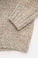 Nahaufnahme des Ärmels mit Raglannaht des 04651/ A trip in a bag Rundhalspullover 'Donegal Cable Crew' creme/taupe meliert, Mix aus Schurwolle und Cashmere, weicher Griff, klassisches Zopfstrick-Muster am Arm, voluminöses Strickbild, Regular Fit, Rundhals