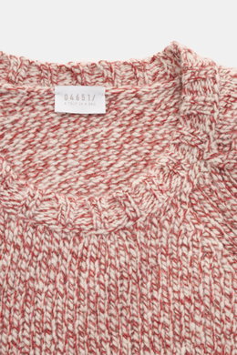 Nahaufnahme des Rundhalsausschnitts vom 04651/ A trip in a bag Rundhalspullover 'Donegal Cable Crew' creme/rotbraun meliert, Mix aus Schurwolle und Cashmere, weicher Griff, klassisches Zopfstrick-Muster am Arm, Raglanärmel, voluminöses Strickbild, Regular