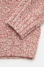 Nahaufnahme des 04651/ A trip in a bag Rundhalspullover 'Donegal Cable Crew' creme/rotbraun meliert, zeigt Raglanärmel, Zopfstrick am Arm, voluminöses Strickbild, weicher Griff, Rippbündchen, Regular Fit aus Schurwolle und Cashmere.