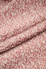 Nahaufnahme des Strickmusters aus Schurwolle und Cashmere des 04651/ A trip in a bag Rundhalspullover 'Donegal Cable Crew' creme/rotbraun meliert, mit weichem Griff, klassischem Zopfstrick-Muster am Arm, Raglanärmeln, voluminösem Strickbild, Regular Fit, 