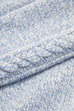 Nahaufnahme des voluminösen Strickbilds des 04651/ A trip in a bag Rundhalspullover 'Donegal Cable Crew' creme/hellblau meliert, Mix aus Schurwolle und Cashmere, weicher Griff, klassisches Zopfstrick-Muster am Arm, Raglanärmel, Regular Fit, Rundhalsaussch