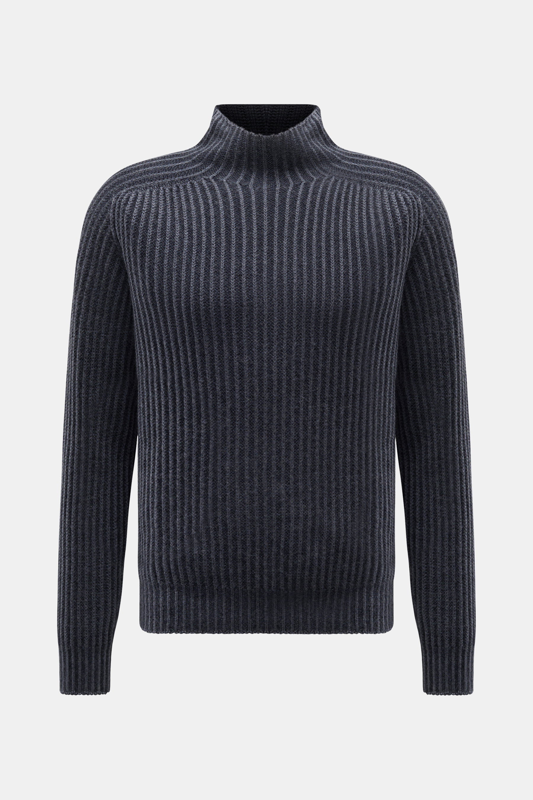 04651/ A trip in a bag Mock Neck Pullover 'Foggy' graublau, frontal fotografiert, aus reiner Schurwolle, Slim Fit, Stehkragen, patent gestrickt, garment dyed, weicher Griff.
