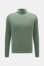 04651/ A trip in a bag Mock Neck Pullover 'Foggy' grün, frontale Nahaufnahme, mittelfeines Patent-Strickmuster, Stehkragen, Slim Fit aus reiner Schurwolle