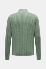 Rückansicht des grünen 04651/ A trip in a bag Mock Neck Pullover 'Foggy' aus reiner Schurwolle mit Stehkragen, Slim Fit und Rippbündchen.