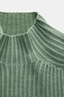 04651/ A trip in a bag Mock Neck Pullover 'Foggy' grün, Nahaufnahme von oben auf Stehkragen und mittelfeines Patent-Strickmuster aus weicher Schurwolle.