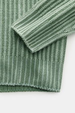 Nahaufnahme des 04651/ A trip in a bag Mock Neck Pullover 'Foggy' grün mit Stehkragen, Rippbündchen und Patent-Strickmuster aus reiner Schurwolle, weich, Slim Fit.