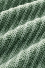 Makroaufnahme des grünen 04651/ A trip in a bag Mock Neck Pullover 'Foggy' in Slim Fit, mit weichem, mittelfeinem Patent-Strick aus reiner Schurwolle.