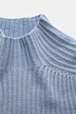 Alt-Tag (124 Zeichen): Nahaufnahme des 04651/ A trip in a bag Mock Neck Pullover 'Foggy' rauchblau mit Stehkragen, weichem Patent-Strickmuster und Rippbündchen.