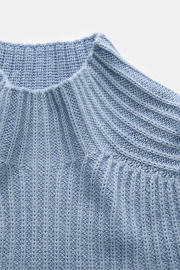 Alt-Tag (124 Zeichen): Nahaufnahme des 04651/ A trip in a bag Mock Neck Pullover 'Foggy' rauchblau mit Stehkragen, weichem Patent-Strickmuster und Rippbündchen.