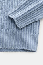 Nahaufnahme des rauchblauen 04651/ A trip in a bag Mock Neck Pullover 'Foggy' aus reiner Schurwolle mit Stehkragen, Slim Fit und Rippbündchen, aufgenommen von oben.