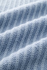 Nahaufnahme des Strickmusters des 04651/ A trip in a bag Mock Neck Pullover 'Foggy' rauchblau mit weichem Griff, Patent-Strickmuster und mittelfeiner Struktur.