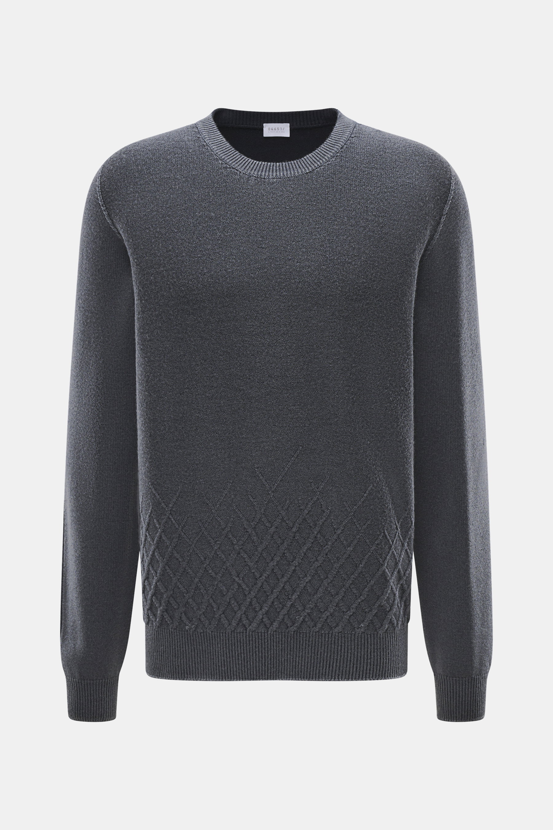 Frontale Nahaufnahme des Oversized Fit 04651/ A trip in a bag Rundhalspullover 'Foggy Crew' navy mit Jacquard-Strickmuster, Rundhalsausschnitt, reiner Schurwolle, geschmeidigem Griff, feinem Strickbild, garment dyed und komfortablen Rippbündchen.