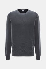 Frontale Nahaufnahme des Oversized Fit 04651/ A trip in a bag Rundhalspullover 'Foggy Crew' navy mit Jacquard-Strickmuster, Rundhalsausschnitt, reiner Schurwolle, geschmeidigem Griff, feinem Strickbild, garment dyed und komfortablen Rippbündchen.