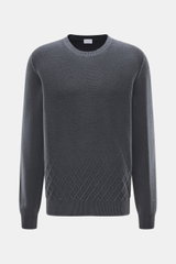 Frontale Nahaufnahme des Oversized Fit 04651/ A trip in a bag Rundhalspullover 'Foggy Crew' navy mit Jacquard-Strickmuster, Rundhalsausschnitt, reiner Schurwolle, geschmeidigem Griff, feinem Strickbild, garment dyed und komfortablen Rippbündchen.
