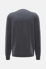 Rückansicht des 04651/ A trip in a bag Rundhalspullover 'Foggy Crew' navy aus reiner Schurwolle, Oversized Fit, garment dyed, feines Strickbild, geschmeidiger Griff, komfortable Rippbündchen.