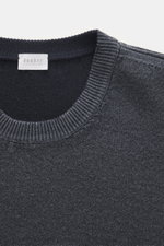 Nahaufnahme des Rundhalsausschnitts des 04651/ A trip in a bag Rundhalspullover 'Foggy Crew' navy, reine Schurwolle, feines Jacquard-Strickmuster, garment dyed, Oversized Fit, geschmeidiger Griff, komfortable Rippbündchen, fotografiert von oben.