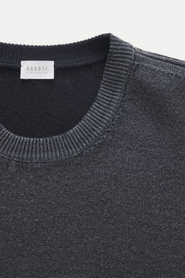 Nahaufnahme des Rundhalsausschnitts des 04651/ A trip in a bag Rundhalspullover 'Foggy Crew' navy, reine Schurwolle, feines Jacquard-Strickmuster, garment dyed, Oversized Fit, geschmeidiger Griff, komfortable Rippbündchen, fotografiert von oben.
