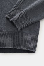 Nahaufnahme des Ärmels und Bunds des 04651/ A trip in a bag Rundhalspullover 'Foggy Crew' navy aus reine Schurwolle, feinem Strickbild, garment dyed, Oversized Fit mit Jacquard-Strickmuster, Rundhalsausschnitt, geschmeidigem Griff und komfortablen Rippbün