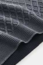 Nahaufnahme von navyfarbenem 04651/ A trip in a bag Rundhalspullover 'Foggy Crew' mit Jacquard-Strickmuster, Rippbündchen, Oversized Fit, Rundhalsausschnitt, garment dyed, feinem Strickbild, geschmeidigem Griff aus reiner Schurwolle, fotografiert aus seit