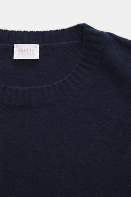 04651/ A trip in a bag Cashmere Rundhalspullover 'Extreme Cashmere Crew' navy, Detailaufnahme von oben, feiner Strick, Slim Fit, Rundhalsausschnitt, weicher Griff.