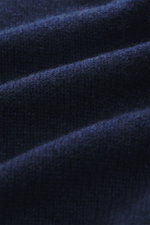 04651/ A trip in a bag Cashmere Rundhalspullover 'Extreme Cashmere Crew' navy, Nahaufnahme des feinen, weichen Strickbilds aus reinem, luftigen Cashmere.