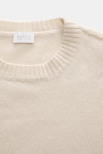 04651/ A trip in a bag Cashmere Rundhalspullover 'Extreme Cashmere Crew' creme, Nahaufnahme von oben, feiner, weicher Strick, Rundhalsausschnitt, Slim Fit.