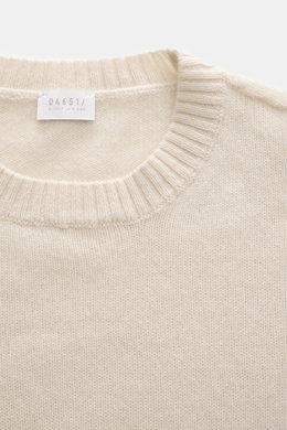 04651/ A trip in a bag Cashmere Rundhalspullover 'Extreme Cashmere Crew' creme, Nahaufnahme von oben, feiner, weicher Strick, Rundhalsausschnitt, Slim Fit.