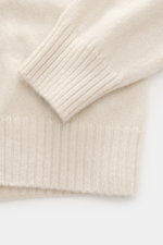 04651/ A trip in a bag Cashmere Rundhalspullover 'Extreme Cashmere Crew' creme, Detailaufnahme von Ärmel und Bund, reiner Cashmere, Slim Fit, weicher Griff, feines Strickbild, flexible Rippbündchen.