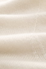 Nahaufnahme des 04651/ A trip in a bag Cashmere Rundhalspullover 'Extreme Cashmere Crew' creme in Slim Fit aus weichem, feinem Strick mit nahtloser Verarbeitung.
