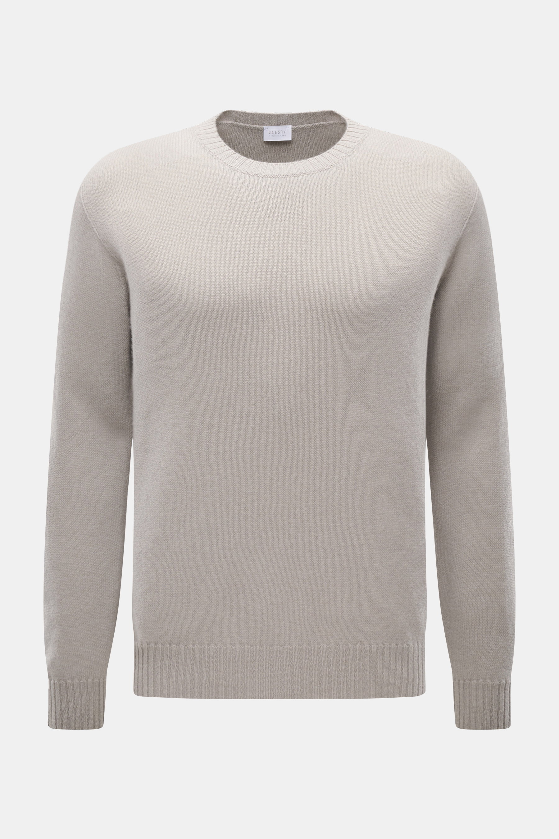 Frontale Nahaufnahme des 04651/ A trip in a bag Cashmere Rundhalspullover 'Extreme Cashmere Crew' taupe, reiner Cashmere, Slim Fit, Rundhalsausschnitt, feines Strickbild.
