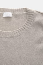 04651/ A trip in a bag Cashmere Rundhalspullover 'Extreme Cashmere Crew' taupe, Detailaufnahme von oben, reiner Cashmere, Slim Fit, Rundhalsausschnitt, feines Strickbild.