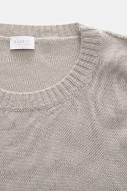 04651/ A trip in a bag Cashmere Rundhalspullover 'Extreme Cashmere Crew' taupe, Detailaufnahme von oben, reiner Cashmere, Slim Fit, Rundhalsausschnitt, feines Strickbild.