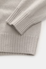 04651/ A trip in a bag Cashmere Rundhalspullover 'Extreme Cashmere Crew' taupe, Detailaufnahme von Ärmel und Bund mit feinem Strick und Rippbündchen.