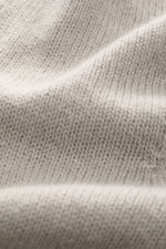 Nahaufnahme des feinen Strickbilds vom 04651/ A trip in a bag Cashmere Rundhalspullover 'Extreme Cashmere Crew' taupe, reiner Cashmere, sehr weich.
