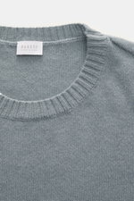 04651/ A trip in a bag Cashmere Rundhalspullover 'Extreme Cashmere Crew' rauchblau, Slim Fit, feiner Strick, Rundhalsausschnitt, weicher Griff, flexible Rippbündchen, Detailansicht von oben.